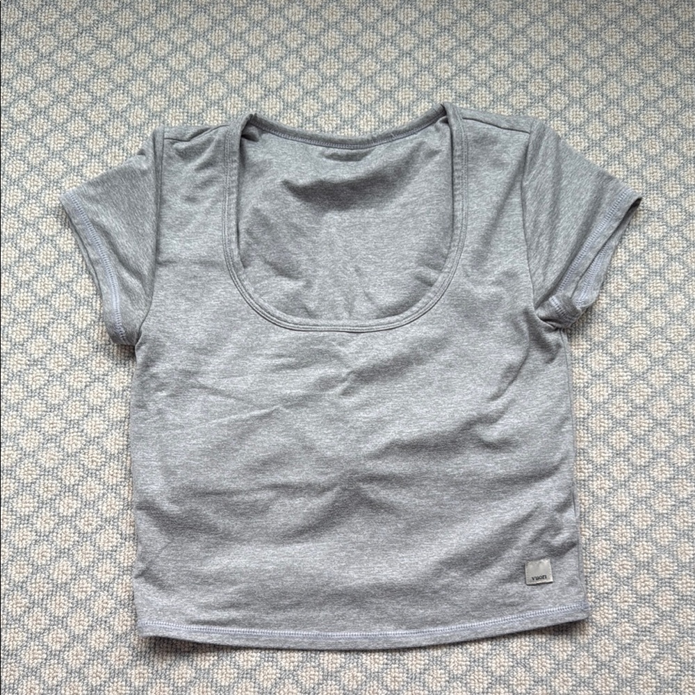 Vuori cropped scoop neck tee with built in bra - Size Small